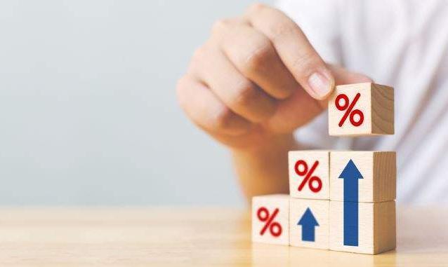 ¿Cuál es la diferencia entre una tasa de interés fija y una variable en un crédito vehicular?